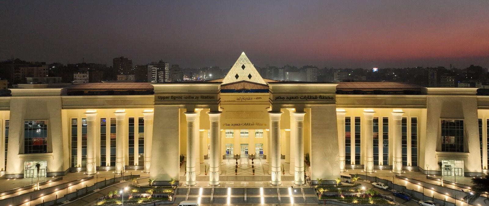 الواجهة المضيئة لمحطة قطارات صعيد مصر في بشتيل ليلًا